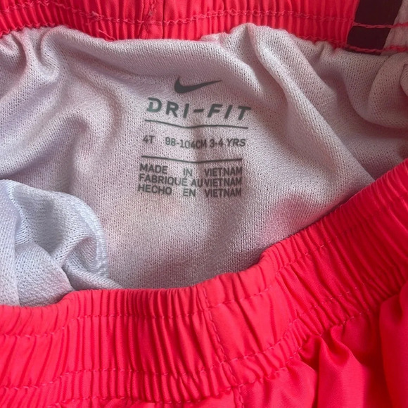 Girl’s Nike dri- fit pink shorts 4T - Picture 3 of 3